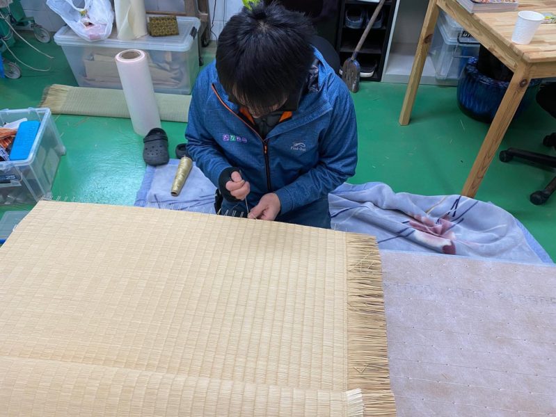 連続投稿只今、床の間のとこござ、たくさん受注頂いて、生産中です関西間サイズで、大きいですね️全部手縫ですこの作業は経糸をほつれないようにかがっていますカラクリという技法です#たたみ工房たなか  #たたみにできること  #たたみ #畳 #tatami #宇陀市 #名張市 #和室 #自然素材　#手縫い　#カラクリ　#たてのいとはあなた